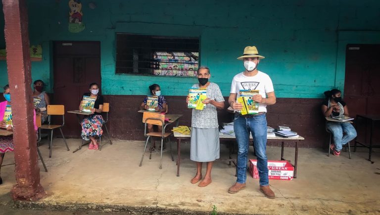 Lee más sobre el artículo Els Ajuntaments de Gandia, Ontinyent i Alzira junt a Escoles Solidàries recolzen l’alfabetització de persones.